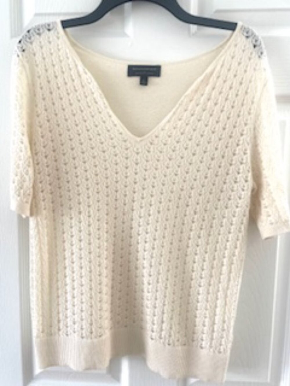 Banana Republic V-neck top with ribbed bottom / crochet front Cream coloered